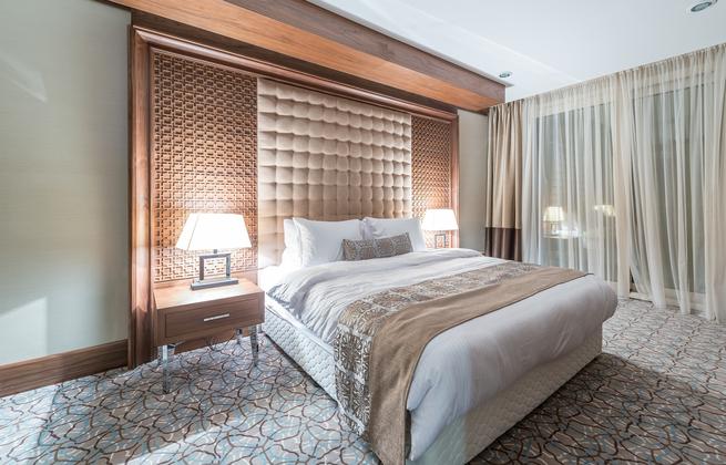 Klasyczna aranżacja sypialni w stylu glamour – pomysł na stylowe wnętrze
